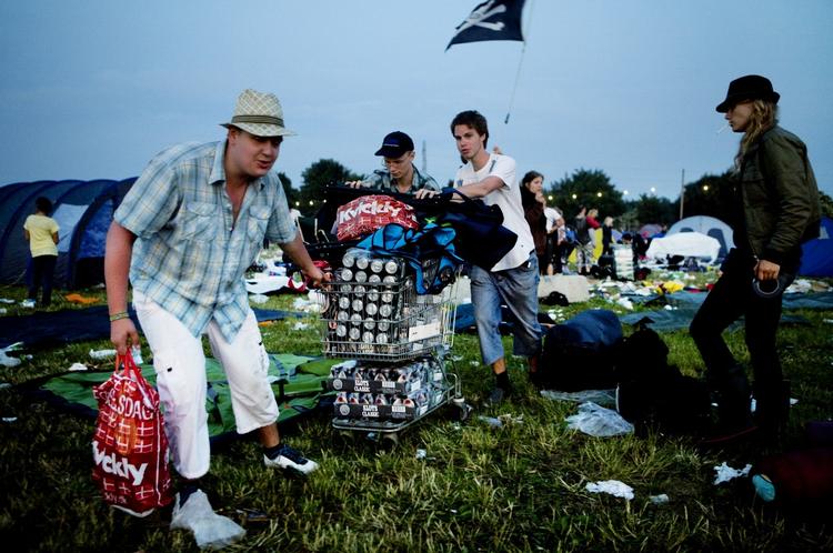 Der er masser af muligheder for at samle pant på Roskilde Festival. Her en veludrustet lejr på festivalens allertidligste stadie. 