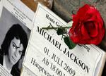 Siden Michael Jacksons døde, har der været spekulationer om hans forbrug af sovemiddel. Imens har fans verden over sørget over tabet af et musikgeni. 