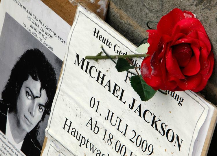 Siden Michael Jacksons døde, har der været spekulationer om hans forbrug af sovemiddel. Imens har fans verden over sørget over tabet af et musikgeni. 