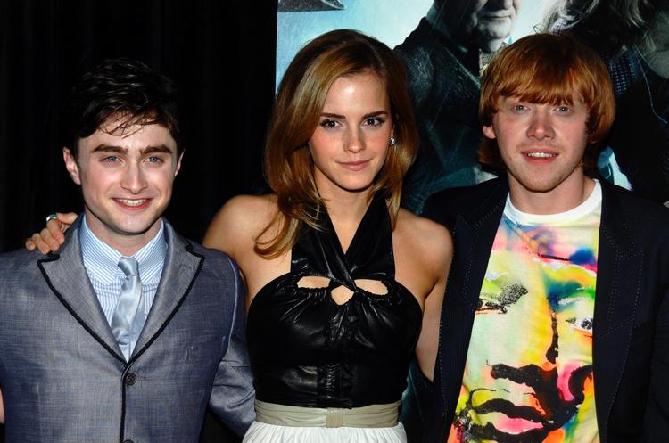 Hogwarts 90210. Efter ni år i Potteruniverset har Daniel Rad- cliffe, Emma  Watson og Rupert Grint fået henholdsvis blå skægskygge, bryster og rødt overskæg. De  minder mere om stjerner fra ’Beverly Hills 90210’ end nuttede eventyrbørn, og i den nye film går der også Brandon, Kelly og Dylan i de hormonelle konflikter.  Foto: AP 