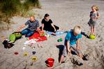 Familien Winther har pakket den miljørigtige strandtaske til sommerens strandture. Foto: Niels Christensen. 