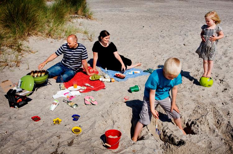 Familien Winther har pakket den miljørigtige strandtaske til sommerens strandture. Foto: Niels Christensen. 
