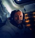 Sådan så Neil Armstrong ud, da han var på vej til Månen. Inden han steg om bord, huskede han at få afbetalt sin klatgæld. 