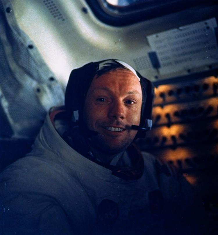 Sådan så Neil Armstrong ud, da han var på vej til Månen. Inden han steg om bord, huskede han at få afbetalt sin klatgæld. 
