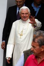 Pave Benedikt XVI forlader hospitalet med højre håndled i gips. 