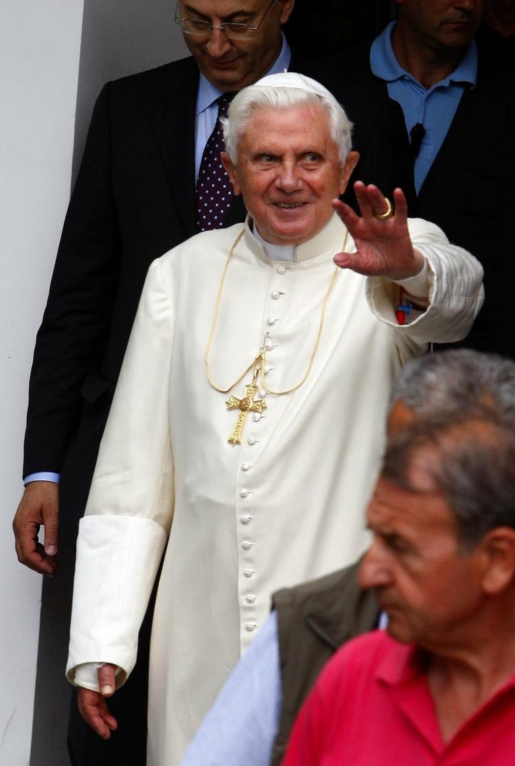 Pave Benedikt XVI forlader hospitalet med højre håndled i gips. 