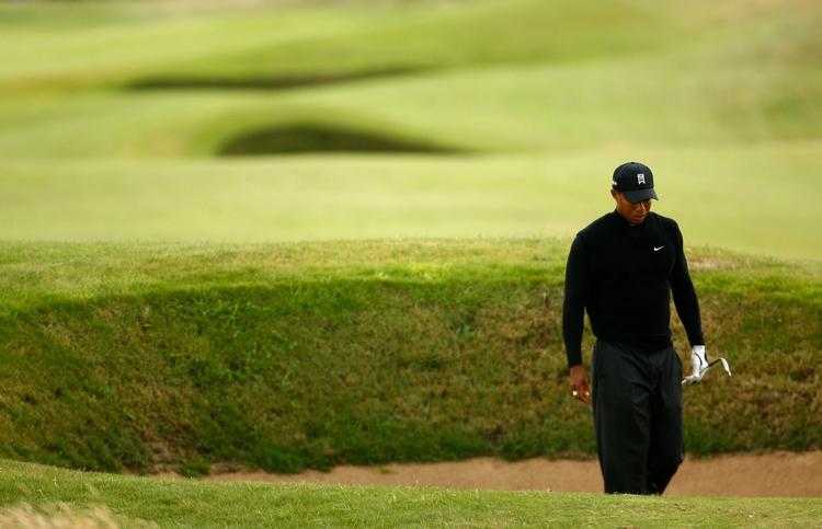Tiger Woods er i en noget uvant situation og risikerer at misse cuttet til en major-turnering for kun anden gang i sin karriere. 