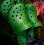 De populære plastsandaler Crocs har siddet på fødderne af kendisser som George W Bush og Aerosmith-forsanger Steven Tyler. Nu er firmaet imidlertid kommet i økonomiske vanskeligheder. 