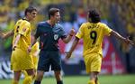 Borussia Dortmund - her Sebastian Kehl og Nelson Valdez fra en kamp i sidste sæson - er målt på antallet af solgte sæsonkort den mest populære klub i den tyske bundesliga. Arkivfoto. 