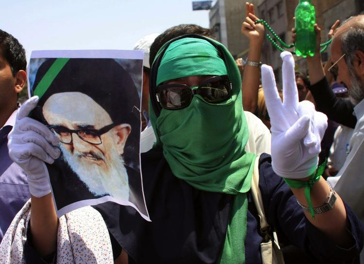 Billedet er øjensynligt fra gårsdagens demonstration under fredagsbønnen, men det er umuligt at verificere, fordi AP's fotografer ikke længere har lov til at arbejde i Iran. Billedet stammer derfor fra en privatperson. 
