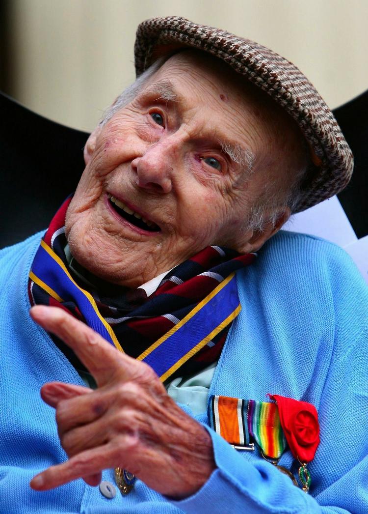 Henry Allingham blev 113 år gammel og nåede at få et enkelt tip-tip-oldebarn. Fotoet er taget i april. 
