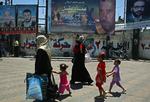 Palæstinensere går forbi plakaten for Hamas' første spillefilm, 'Emad Akel'. 