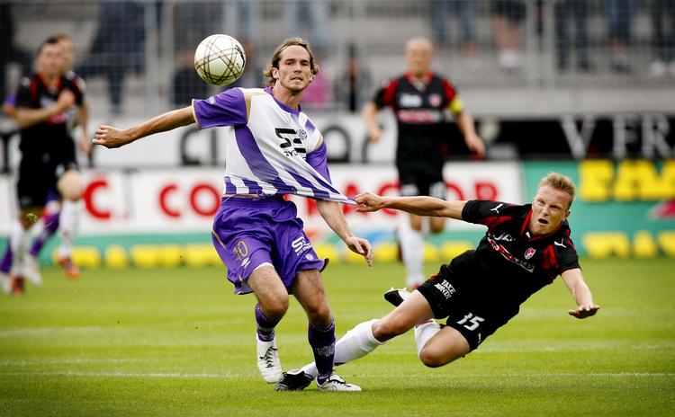 FC Midtjyllands Christopher Poulsen har godt fat i trøjen på Esbjergs nye hollandske spiller, Tim Jansson. 