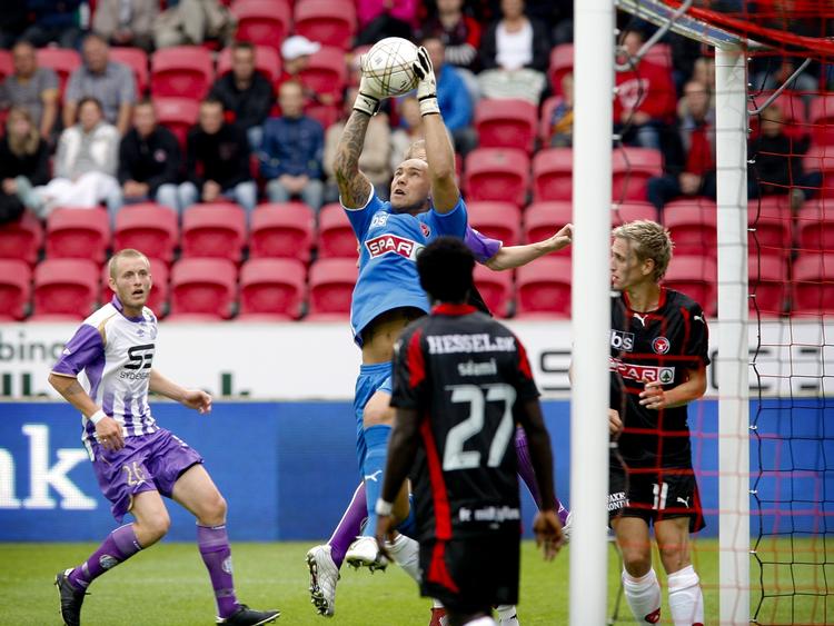 FC Midtjyllands nye målmand Arek Onyszko holdt buretrent,  da Esbjerg var på besøg i Herning. 