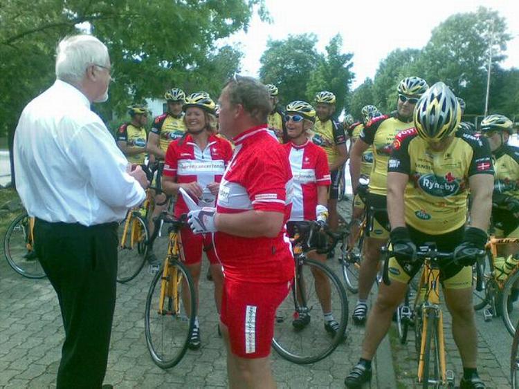 Peter Harry Carstensen møder statsministeren i et vejkryds nord for Slesvig. 