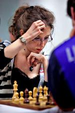 næste træk. Marie Sebag, stormester fra Frankrig og seedet som nr. 17 ud af 307 deltagere, i aktion ved Politiken Cup.  Foto: Jacob Ehrbahn 