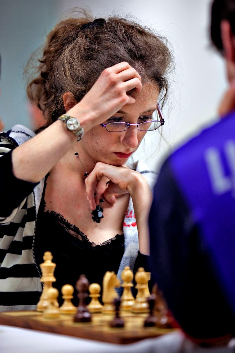 næste træk. Marie Sebag, stormester fra Frankrig og seedet som nr. 17 ud af 307 deltagere, i aktion ved Politiken Cup.  Foto: Jacob Ehrbahn 