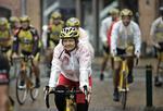 Fødevareminister håber at kunne fortsætte cykelturen efter skulderen er blevet  røngtenfotograferet. 