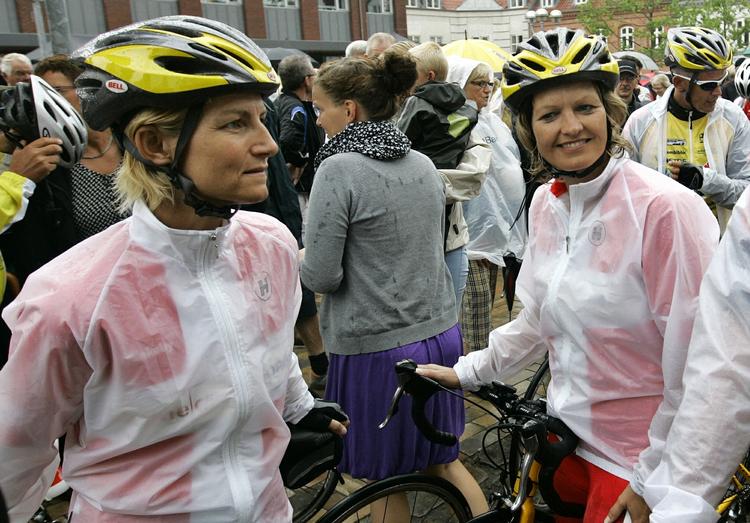 Fødevareminister Eva Kjer Hansen (V) (th.) sammen med udviklingsminister Ulla Tørnæs (tv.) inden starten på Team Rynkeby. 