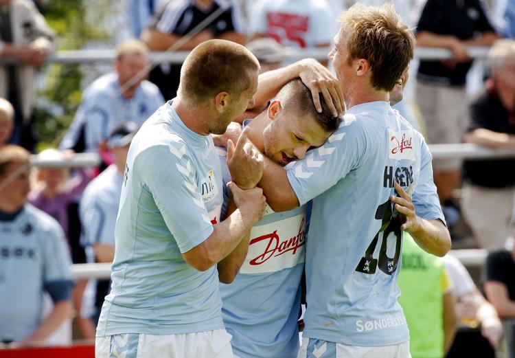 Sådan. Kenneth Fabricius var en populær medspiller på SønderjyskEs hold, efter bare otte minutters spil bragte han hjemmeholdet foran 1-0 mod Randers. 