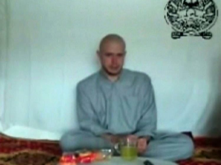 En 23-årig amerikansk soldat bliver vist frem på en video, som al-Qaeda har offentliggjort. 