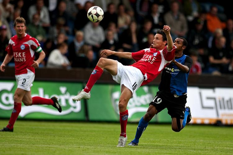 Thomas Hansen fra Silkeborg i rød trøje og Emmanuel Ake fra HB Køge i nærkamp i dagens oprykkerdrama. 