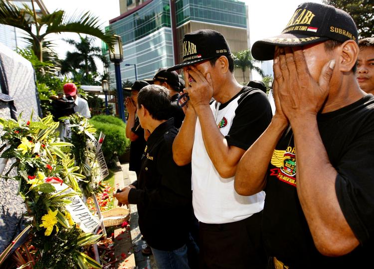 Indonesisk politi har fundet en computer på et værelse på Hotel Ritz carlton, som de formoder tilhørte selvmordsbomberne. Her sørgende foran hotellet. 