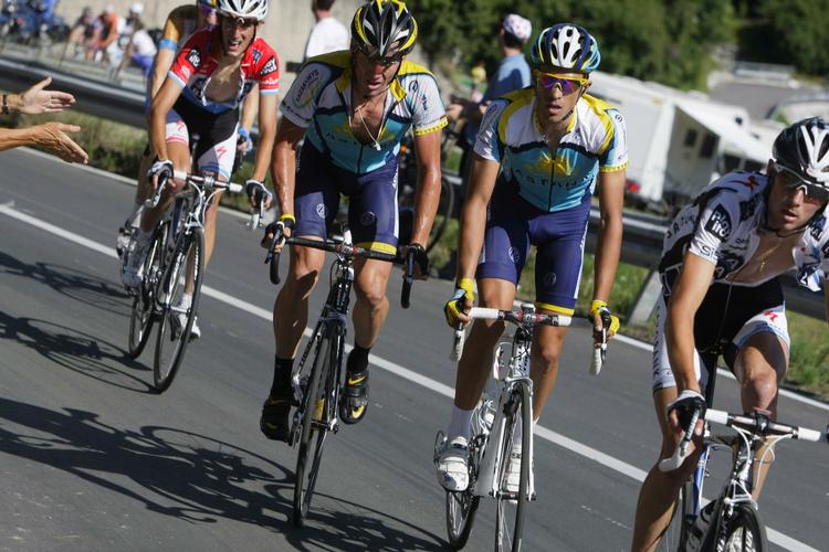 Any Schleck (bagerst) fulgte med Contador det første stykke op ad bjerget. 