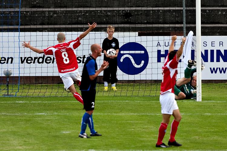 Rajko Lekic jubler over Jesper Bechs sene udligningsmål mod HB Køge. 