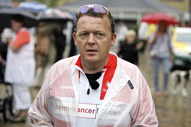 Statsminister Lars Løkke Rasmussen styrtede i dag på Team Rynkebys 2. etape mod Farge. Han er øm, men regner med at fortsætte turen mod Paris.  Arkivfoto 
