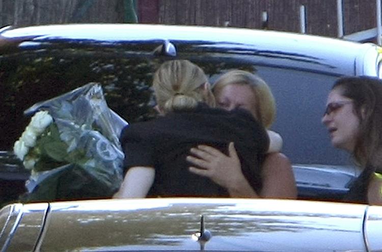 Madonna giver et knus til enken til den scenetekniker, der blev dræbt torsdag. 