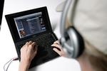 Internetportaler som YouTube og Spotify (bill.), hvor man kan streame - det vil sige lytte til et helt nummer uden at kunne downloade det på computeren - bliver mere og mere populære blandt unge, viser en undersøgelse. Foto: Jens Dresling 