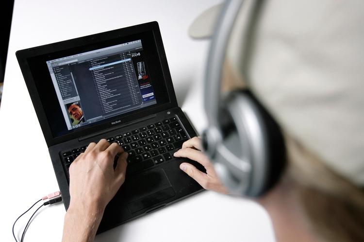 Internetportaler som YouTube og Spotify (bill.), hvor man kan streame - det vil sige lytte til et helt nummer uden at kunne downloade det på computeren - bliver mere og mere populære blandt unge, viser en undersøgelse. Foto: Jens Dresling 