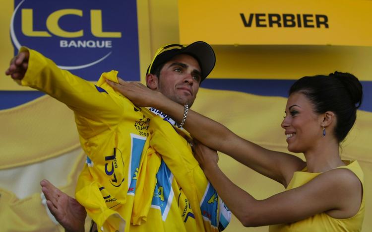 Alberto Contador skal nyde den gule førertrøje, mens han kan. I hvert fald har Bjarne Riis planer om at vælte spanieren af podiets øverste trin. Arkivfoto. 