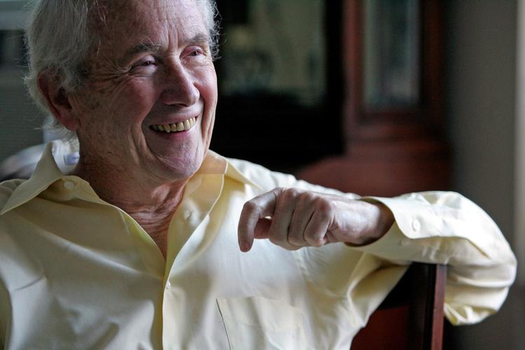 Arkivfoto fra 2005 af Frank McCourt under et interview i hans lejlighed i New York. McCourt døde søndag eftermiddag på et hospice på Manhattan. 