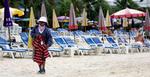 En lokal sælger søger kunder på Patong stranden i Phuket, Thailand. Lønforskellene på turister og indfødte er enorm. Arkivfoto 
