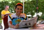 Alberto Contador kunne på hviledagen blandt andet læse om sin egen præstation dagen i forvejen, hvor han erobrede den gule førertrøje. 