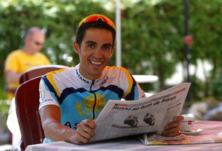Alberto Contador kunne på hviledagen blandt andet læse om sin egen præstation dagen i forvejen, hvor han erobrede den gule førertrøje. 