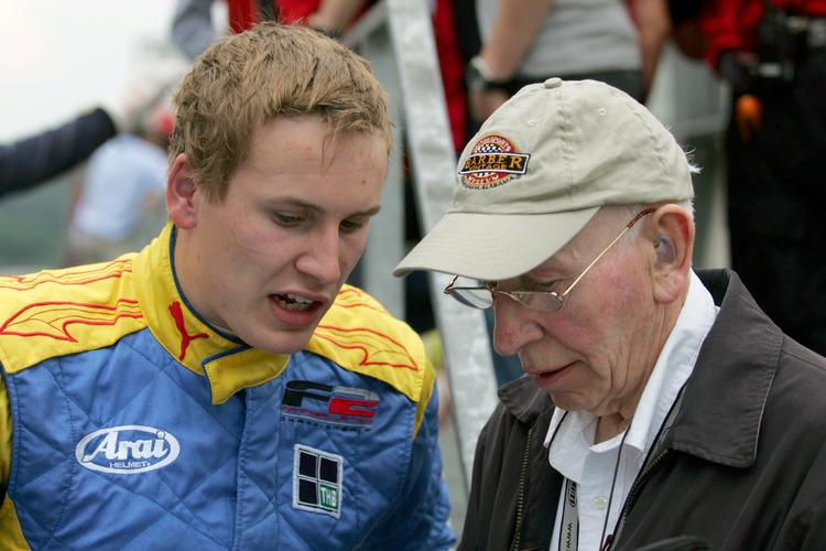Henry Surtees får gode råd af sin far, den tidligere Formel 1-verdensmester John Surtees. 
