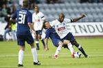 AaB's Louay Chanko forsøger at tackle AGF'eren Nando Rafael. 