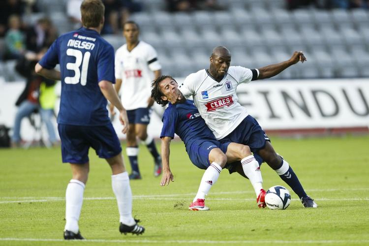 AaB's Louay Chanko forsøger at tackle AGF'eren Nando Rafael. 