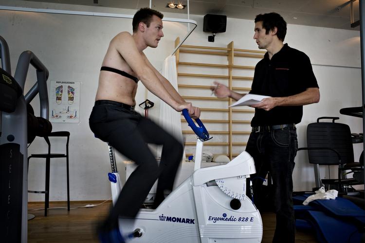 Forebyggende sundhedstjek bliver snart en realitet for danskerne. Fotoet viser en medarbejder fra advokatselskabet Bech-Bruun, som gennemfører sundshedstjek for deres 500 medarbejdere. Arkivfoto. 