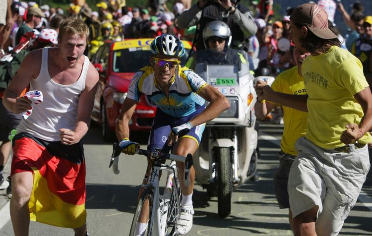 Contador bliver rytteren, der skal passes tæt op på bjerget i dag, siger Bjarne Riis. 