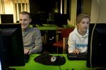 Mange forældre synes det er hyggeligt at være Facebook-venner med deres børn. En rundspørge viser, at 2/3 dele af de adspurgte forældre er 'venner' med deres børn i det sociale netværk. Arkivfoto. 