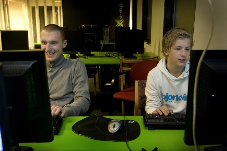 Mange forældre synes det er hyggeligt at være Facebook-venner med deres børn. En rundspørge viser, at 2/3 dele af de adspurgte forældre er 'venner' med deres børn i det sociale netværk. Arkivfoto. 