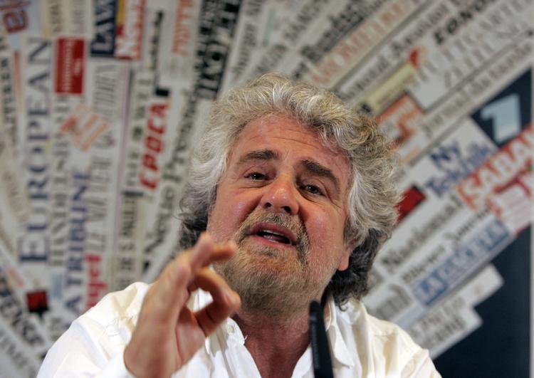 Komikeren Beppe Grillo er bedst kendt for bidende satire mod de italienske politikere. Nu  vil han være partileder for Italiens næststørste parti – der desperat prøver at undgå ham. Arkivfoto: Pier Paolo Cito/AP 