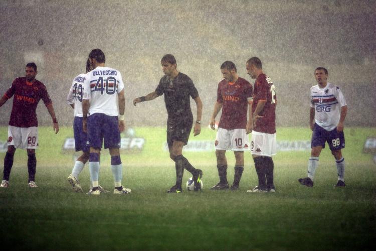 Det er dommerens opgave at stoppe eller afbryde en fodboldkamp, hvis vejret bliver for dårligt. (arkivfoto) 