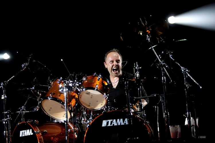 Lars Ulrich bag trommerne i Forum. 