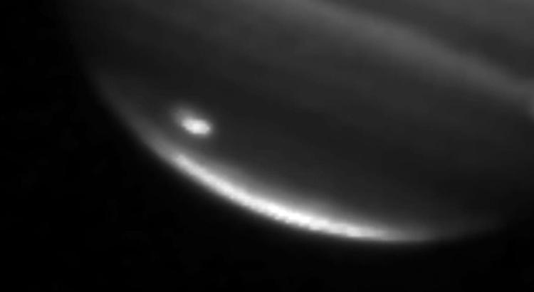 Billederne viser effekten af nedslaget på Jupiters overflade. 