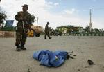 En af selvmordsbomberne smed sin burka kort før angrebet. En afghansk soldat holder vagt ved burka. 